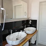 Utopia Apartment *